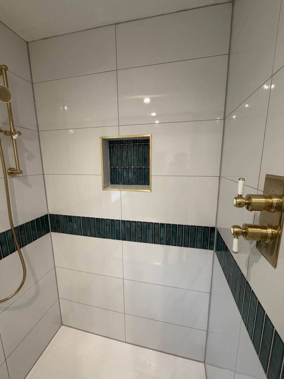 Walk-in shower with tiled niche